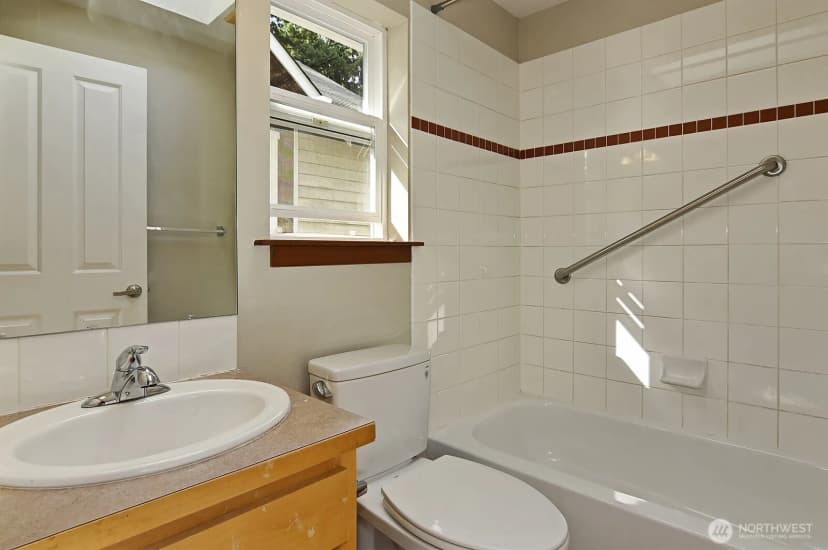 Property photo for 12307 B Roosevelt Way Ne #b, Seattle photo 16