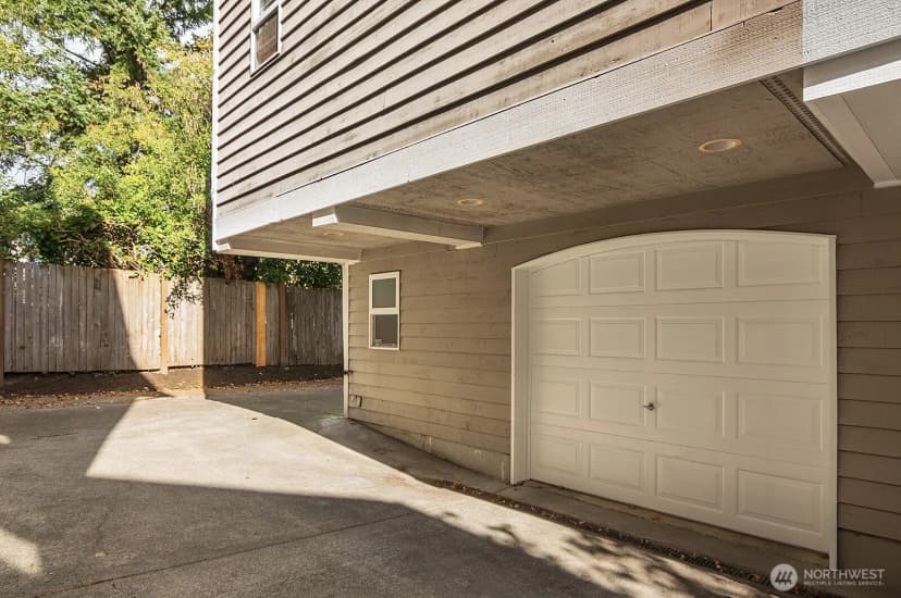 Property photo for 12307 B Roosevelt Way Ne #b, Seattle photo 18