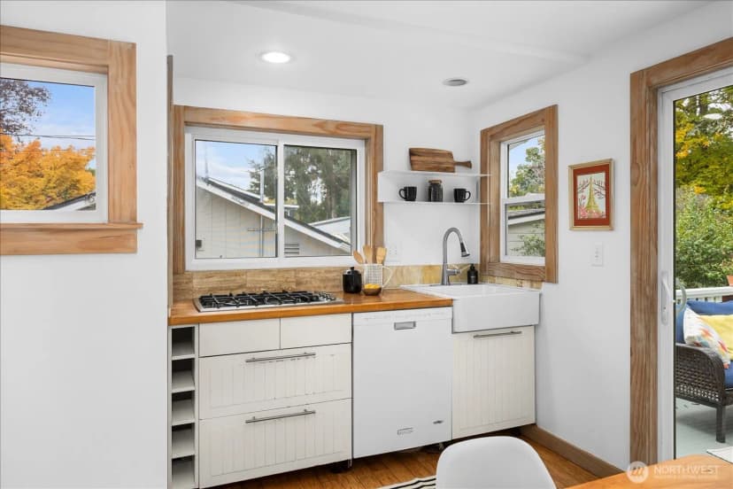 Property photo for 13741 37th Avenue Ne, Seattle photo 9