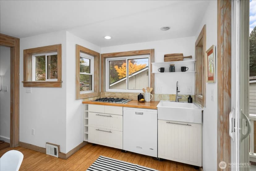 Property photo for 13741 37th Avenue Ne, Seattle photo 10