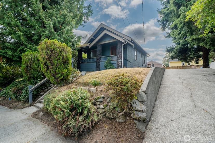 Property photo for 329 Ne 51st Street, Seattle photo 2