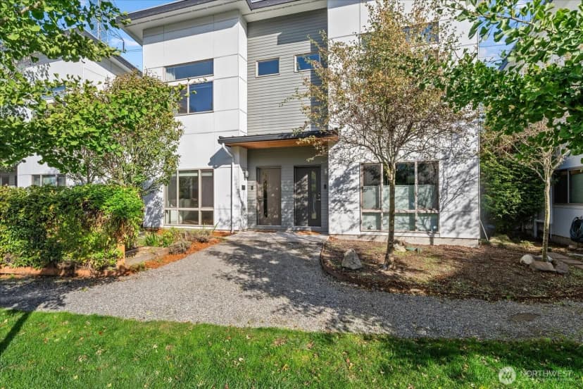 Property photo for 4270 S Greenbelt Station Drive, Seattle photo 15