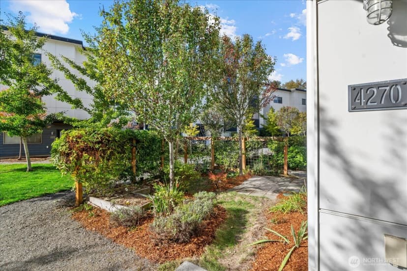 Property photo for 4270 S Greenbelt Station Drive, Seattle photo 17