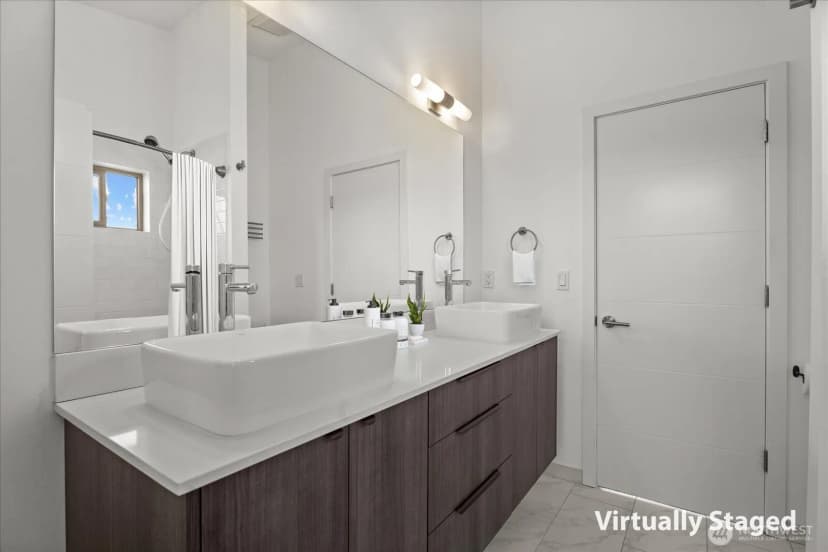 Property photo for 4270 S Greenbelt Station Drive, Seattle photo 11
