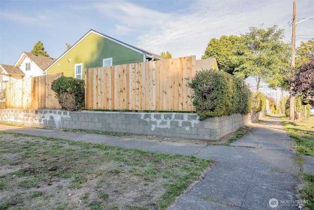 Property photo for 1255 S Grant Avenue, Tacoma photo 3