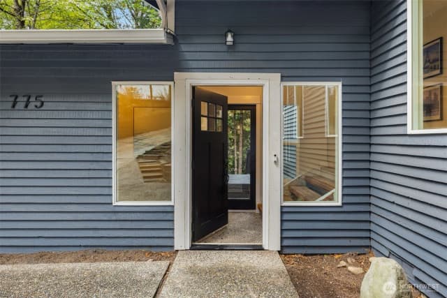 Property photo for 775 Highwood Drive Sw, Issaquah photo 3