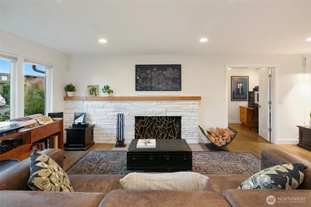 Property photo for 16505 Shore Drive Ne, Lake Forest Park photo 4