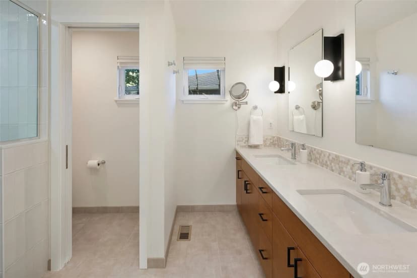Property photo for 16505 Shore Drive Ne, Lake Forest Park photo 32