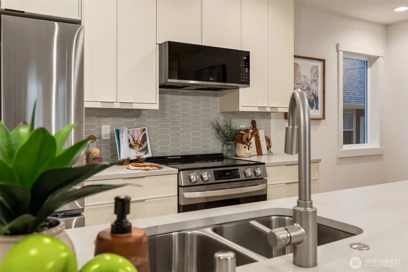 Property photo for 7045 16th Avenue Ne #b, Seattle photo 9