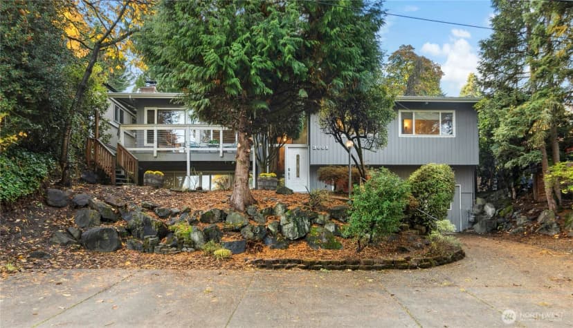 Property photo for 3001 Ne 105th Street, Seattle