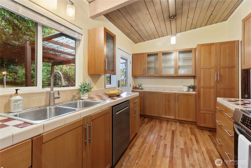 Property photo for 3001 Ne 105th Street, Seattle photo 7