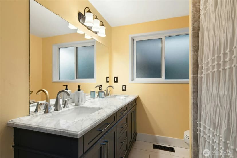 Property photo for 3001 Ne 105th Street, Seattle photo 14