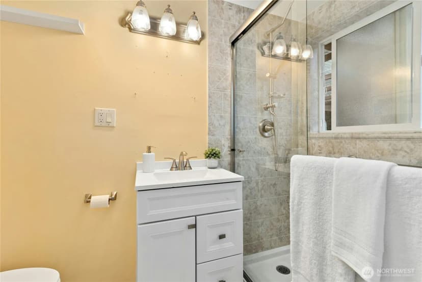 Property photo for 3001 Ne 105th Street, Seattle photo 11