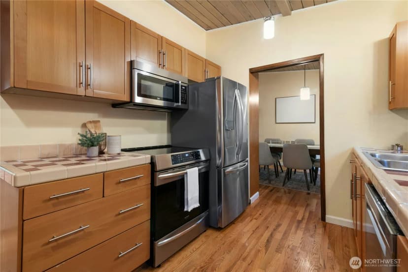 Property photo for 3001 Ne 105th Street, Seattle photo 8
