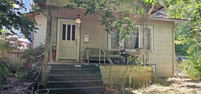 Property photo for 4302 Woodlawn Avenue N, Seattle photo 3