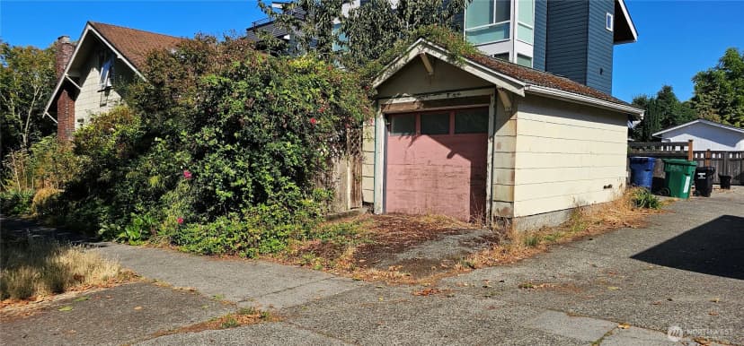 Property photo for 4302 Woodlawn Avenue N, Seattle photo 7