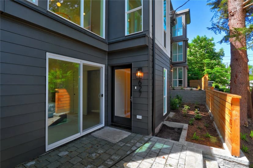 Property photo for 627 A W Emerson Street, Seattle photo 2