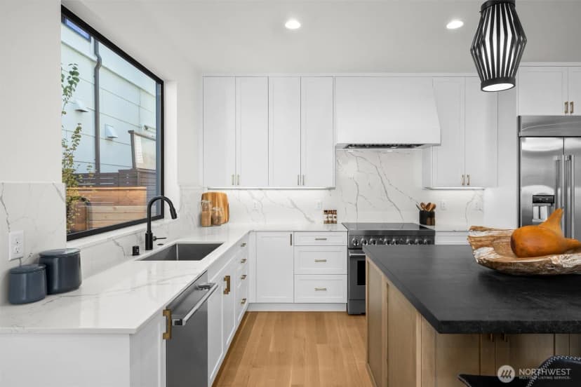 Property photo for 2214 Broadway E, Seattle photo 5