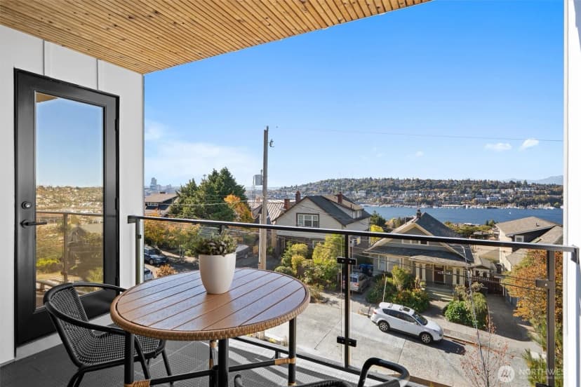 Property photo for 2214 Broadway E, Seattle photo 19