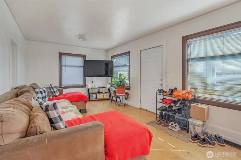 Property photo for 3321 25th Avenue S, Seattle photo 3