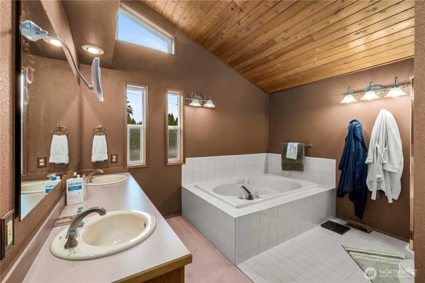 Property photo for 923 187th Avenue E, Lake Tapps photo 28