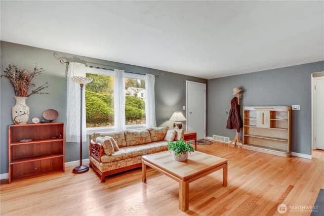 Property photo for 551 Bronson Way Ne, Renton photo 3