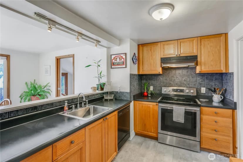 Property photo for 551 Bronson Way Ne, Renton photo 10