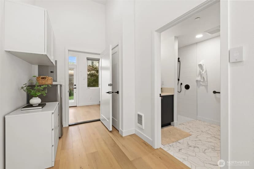 Property photo for 6014 A California Avenue Sw, Seattle photo 10