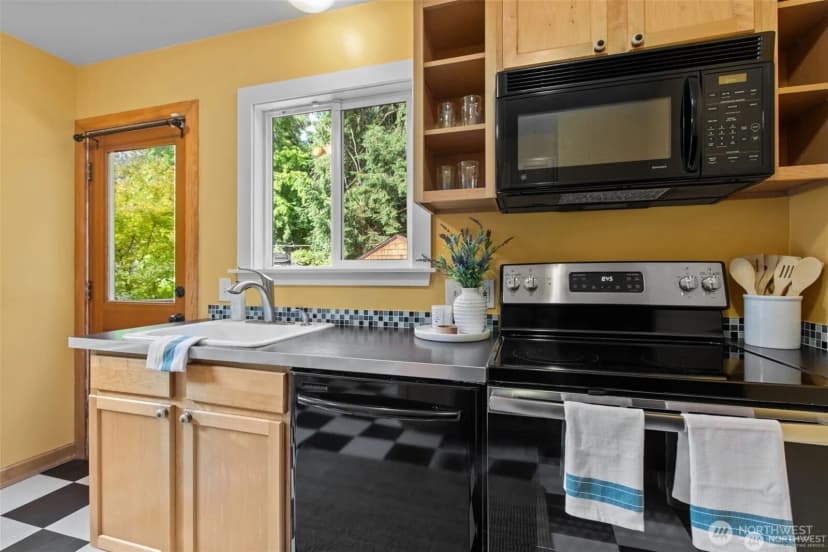 Property photo for 13527 23rd Avenue Ne, Seattle photo 11