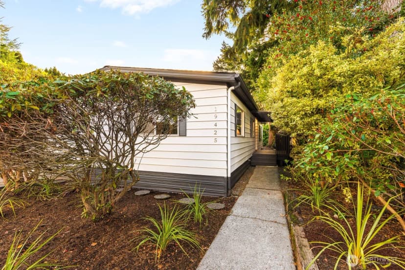 Property photo for 19425 Hollyhills Drive Ne, Bothell photo 3