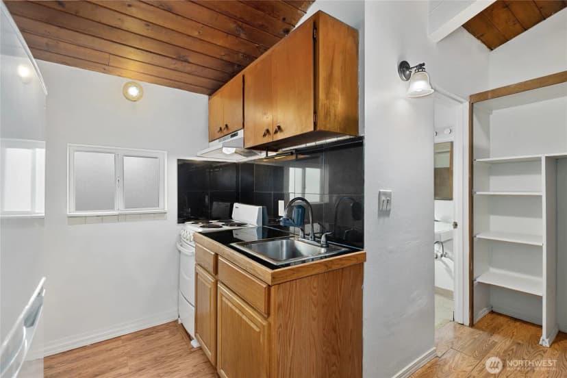 Property photo for 1718 Summit Avenue, Seattle photo 5