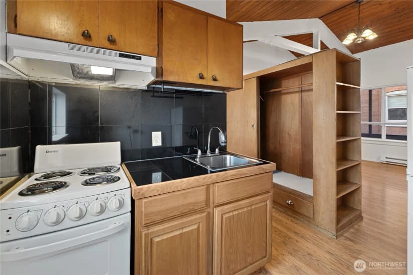 Property photo for 1718 Summit Avenue, Seattle photo 6