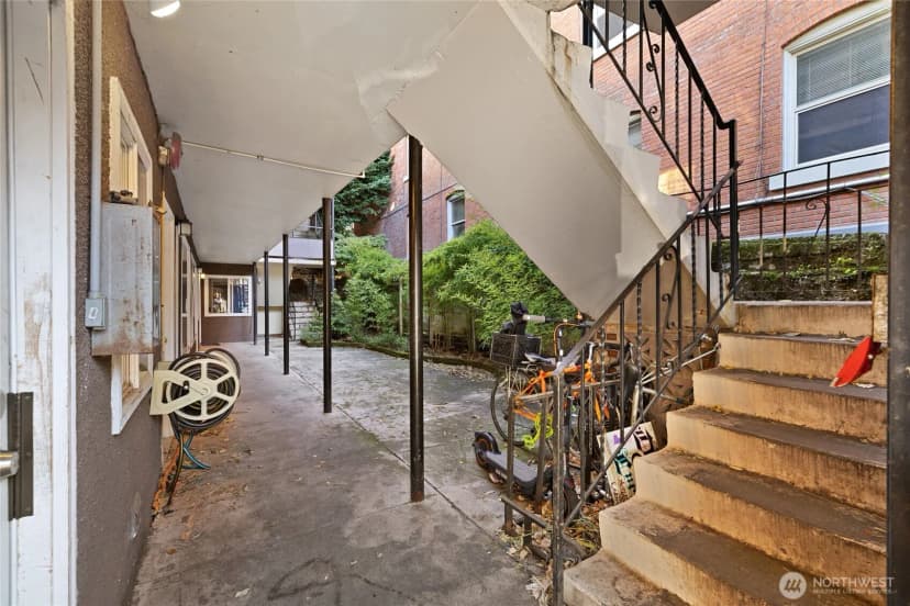 Property photo for 1718 Summit Avenue, Seattle photo 9