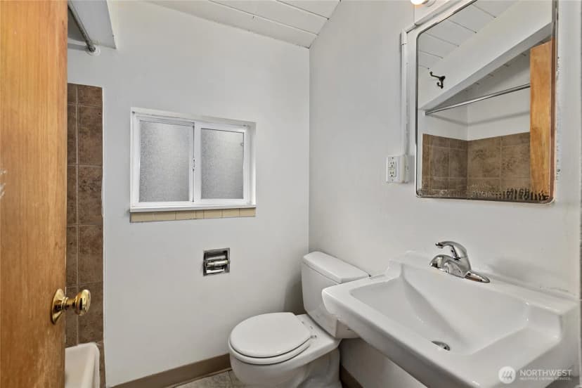 Property photo for 1718 Summit Avenue, Seattle photo 8