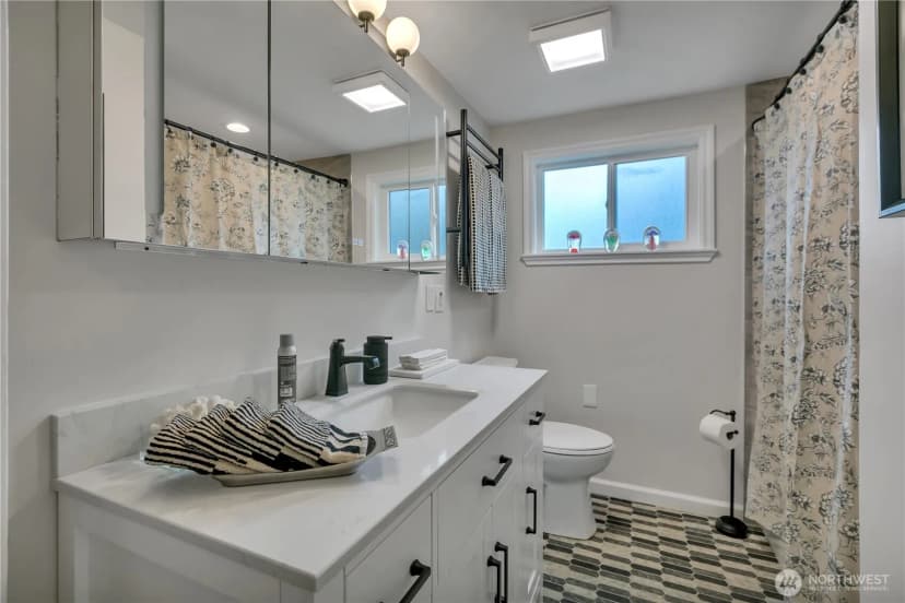 Property photo for 15543 11th Avenue Ne, Shoreline photo 16