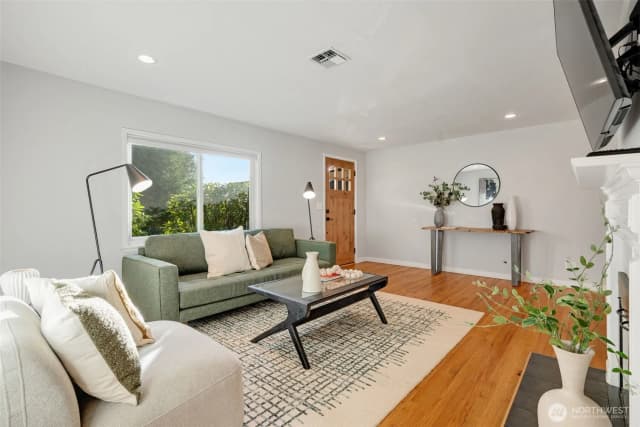 Property photo for 15511 10th Avenue Ne, Shoreline photo 5