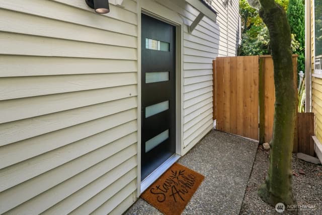 Property photo for 1514 Nob Hill Avenue N, Seattle photo 2
