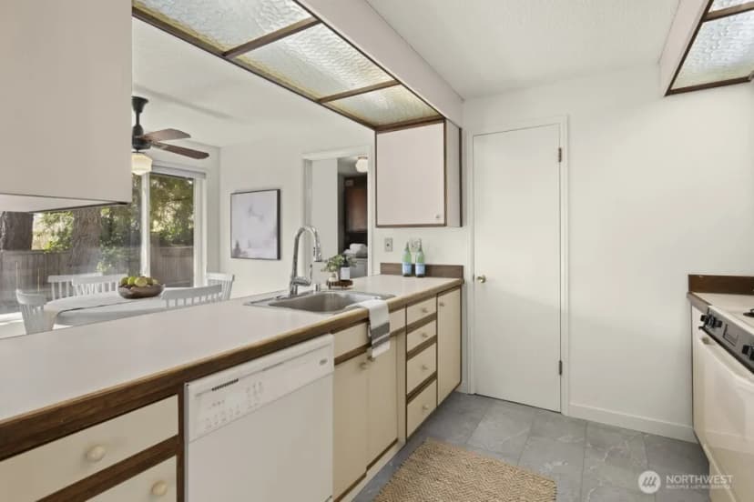 Property photo for 7607 Emerald Drive Sw, Lakewood photo 11