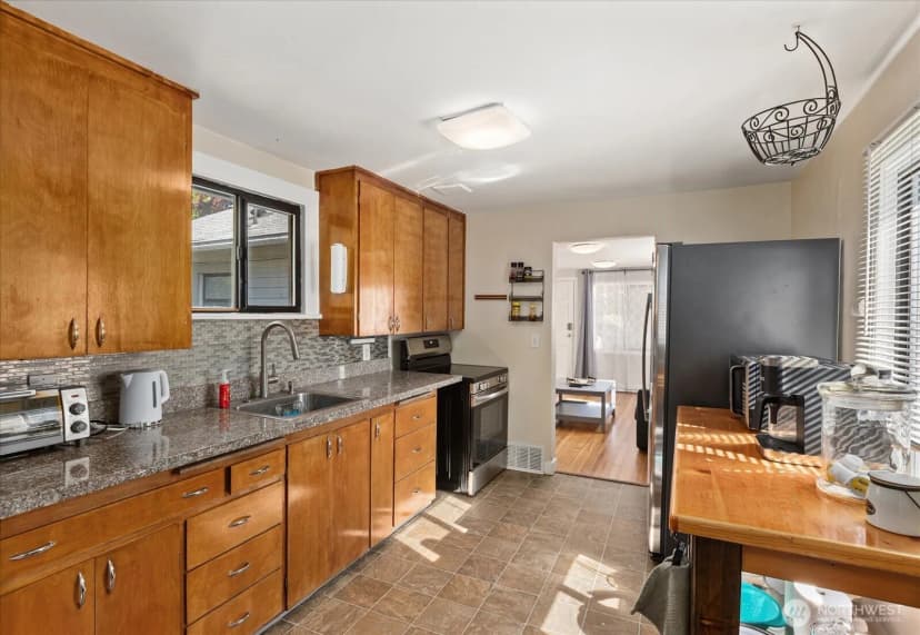 Property photo for 10019 Interlake Avenue N, Seattle photo 13