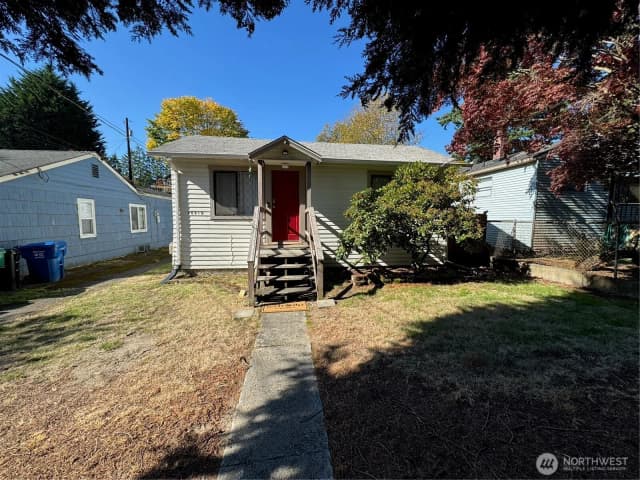 Property photo for 10019 Interlake Avenue N, Seattle photo 2
