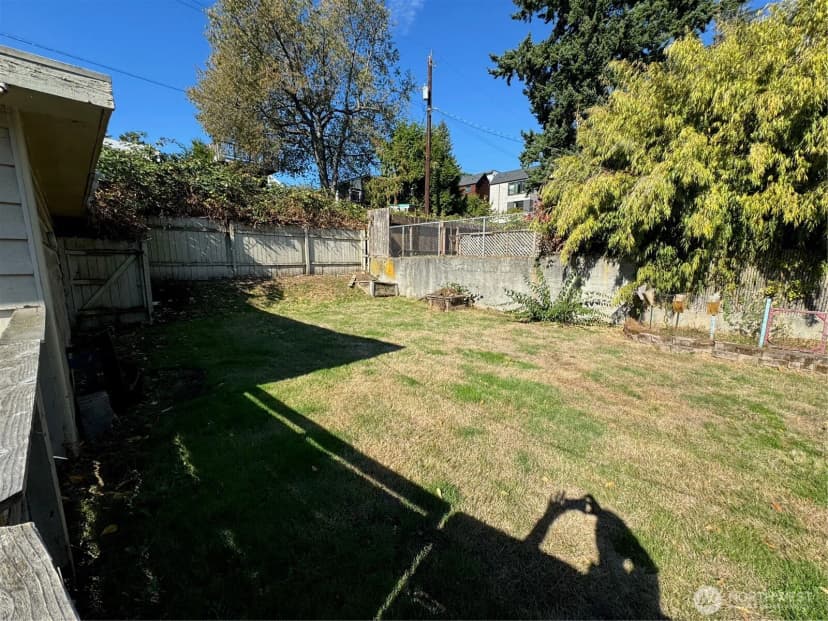 Property photo for 10019 Interlake Avenue N, Seattle photo 8