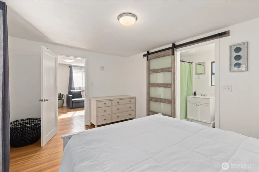 Property photo for 10019 Interlake Avenue N, Seattle photo 16