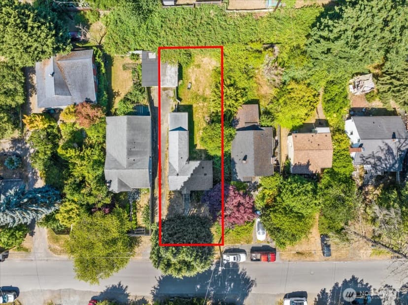 Property photo for 10019 Interlake Avenue N, Seattle photo 4