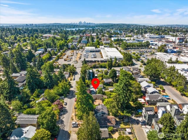 Property photo for 10019 Interlake Avenue N, Seattle photo 5