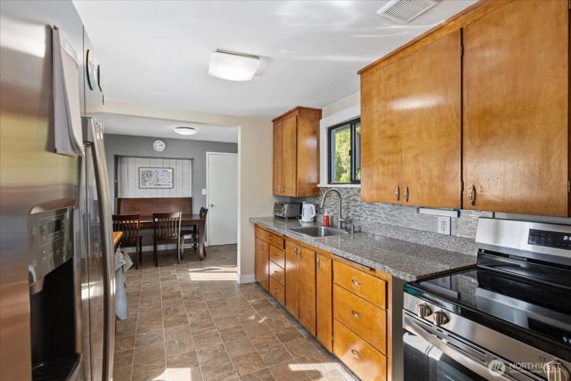Property photo for 10019 Interlake Avenue N, Seattle photo 12