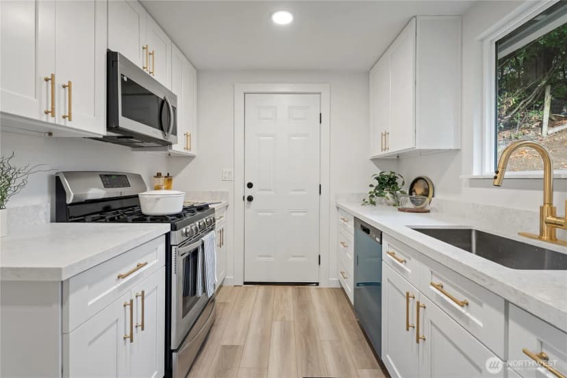 Property photo for 10050 12th Avenue Sw, Seattle photo 10