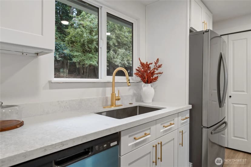 Property photo for 10050 12th Avenue Sw, Seattle photo 12