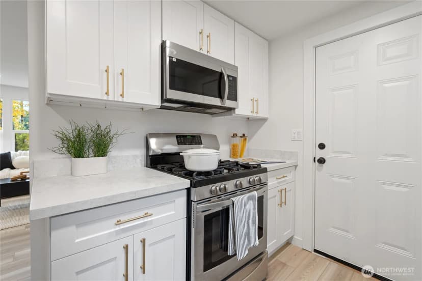 Property photo for 10050 12th Avenue Sw, Seattle photo 11