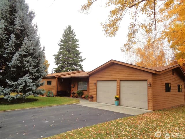 Property photo for 319 Oak Street, Omak