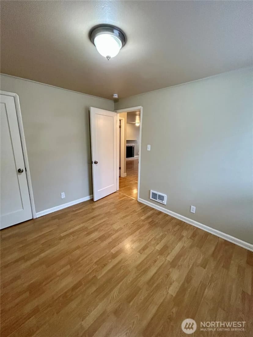Property photo for 18303 9th Avenue Ne, Shoreline photo 11